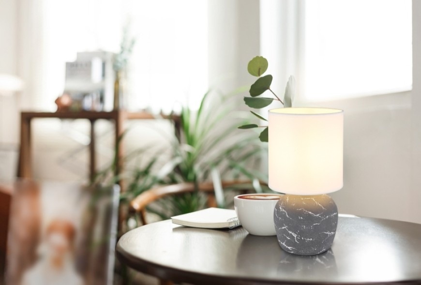 Stolná lampička GLOBO Marble, E14 sivá Stolová lampička GLOBO Marble ako dekorácia odkladacieho stolíka