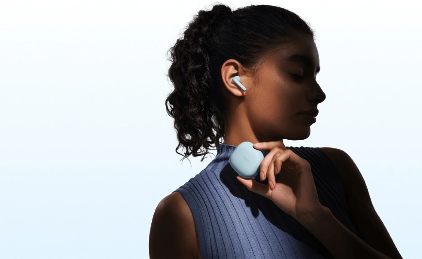 Slúchadlá Xiaomi REDMI Buds 8 Active čierna Žena s nasadeným ergonomickým slúchadlom REDMI Buds 8 Active drží v ruke nabíjacie puzdro