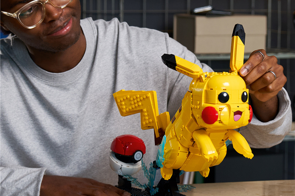 Stavebnica LEGO® Pokémon™ 72152 Pikachu a Pokébal Pohyblivé uši, končatiny a chodidlá umožnia nastaviť Pikachuovi rôzne pózy a vytvoriť živú dekoráciu.