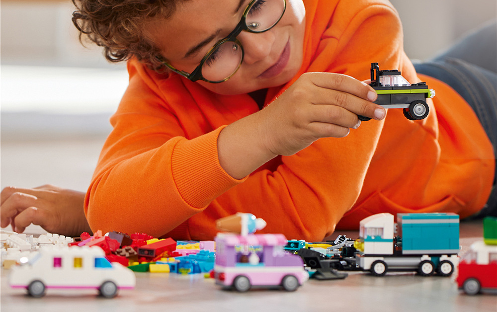 Stavebnica LEGO® Classic 11036 Tvorivé vozidlá 52 kolies a desať tipov na stavanie umožňuje deťom experimentovať s vozidlami a vytvárať vlastné originálne konštrukcie.