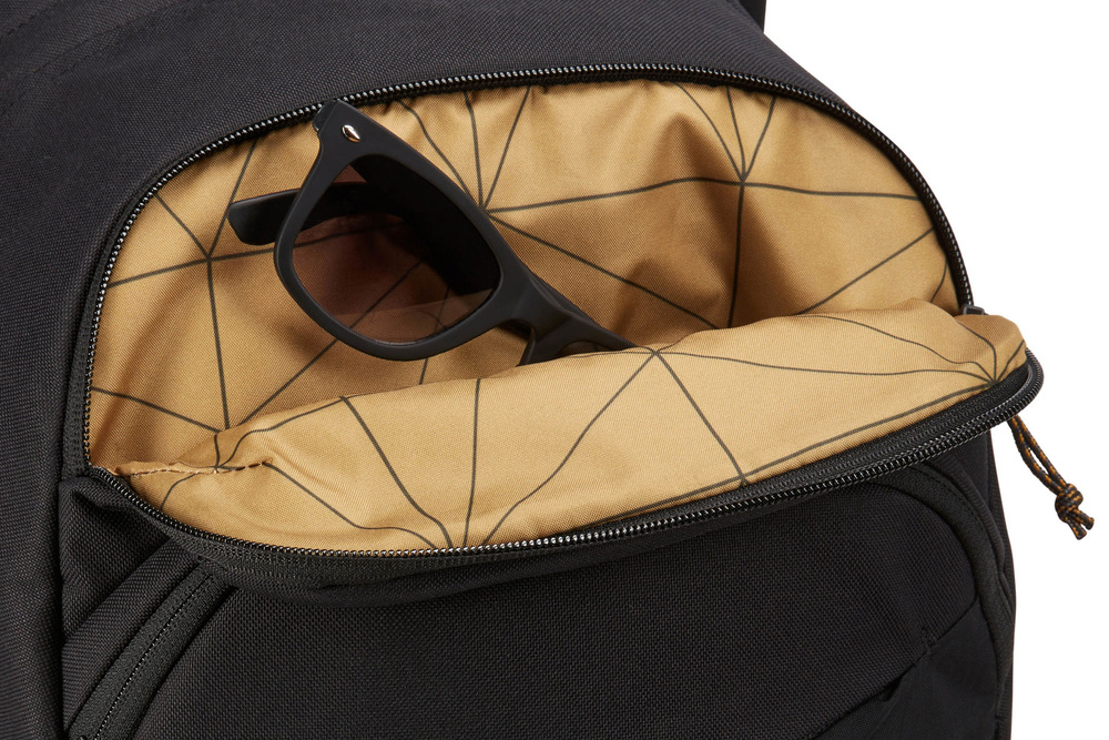 Batoh na notebook THULE Exeo 28 l čierny Detail polstrované vrecká batohu THULE Exeo 28 l - čiernyTHULE Exeo 28 l - čierny