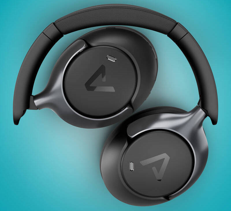 Slúchadlá LAMAX HighComfort2 ANC čierna Detail skladacej konštrukcie slúchadiel LAMAX HighComfort2 ANC, položených na ploche s viditeľnými náušníkmi a hlavovým mostom