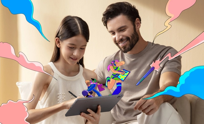 Otec sedí u dievčaťa, ktoré si kreslí na tabletu UGEE UT2