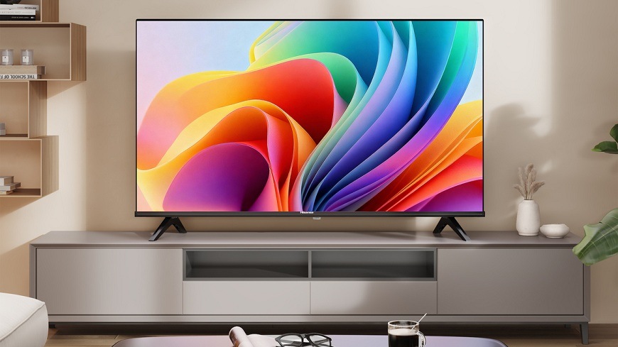 Televízor Hisense 32A4S Televízia Hisense 32A4S s farbami na displeji stojí na skrinke v obývačke