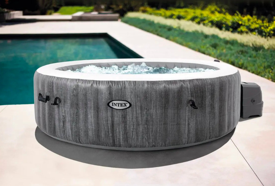 Vírivka Intex 28442 Kruhová vírivka Intex PureSPA Greywood Deluxe™ umiestnená pri vonkajšom bazéne