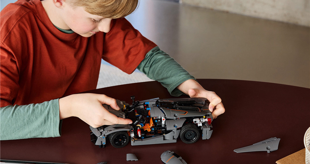 Stavebnica LEGO® Technic 42173 Šedé hyperauto Koenigsegg Jesko Absolut Prepracované synchro-helixové dvere sa pri otvorení dvíhajú nahor a napodobňujú charakteristický prvok skutočného vozidla.
