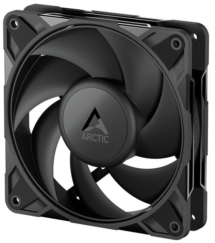 Na obrázku je ventilátor Arctic Cooling P12 Pro PST CO – čierny počítačový ventilátor v tvare štvorcového rámčeka. Vnútri sú široké čierne lopatky a uprostred okrúhly stred s logom a nápisom ARCTIC. V rohoch rámčeka sú montážne otvory na priskrutkovanie do skrine alebo na chladič. Ventilátor je vyfotený mierne z boku, takže je vidieť aj jeho hĺbka.