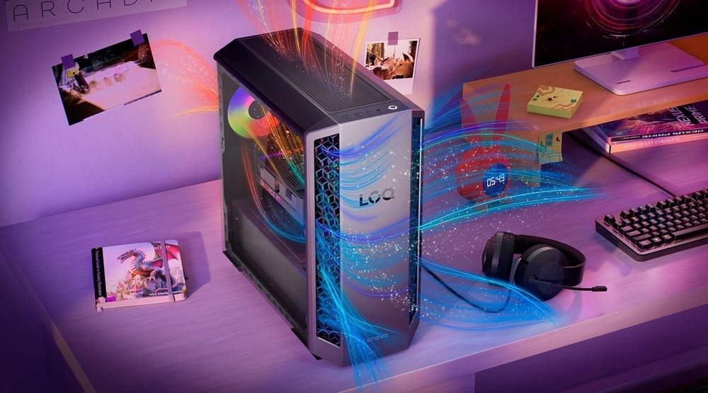 Herný počítač Lenovo LOQ Tower 26ADR10 + Game Pass predplatné na 3 mesiace sivý Štýlová stolná zostava s elegantným herným počítačom vyžarujúcim žiarivé, víriace farby ilustrujúce studený vzduch prechádzajúci vnútorným priestorom skrine.