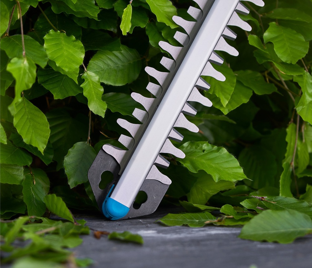 Nožnice na živý plot Gardena EasyCut 55/18V sú opatrené chráničom špičky nožov pre prácu v blízkosti stien