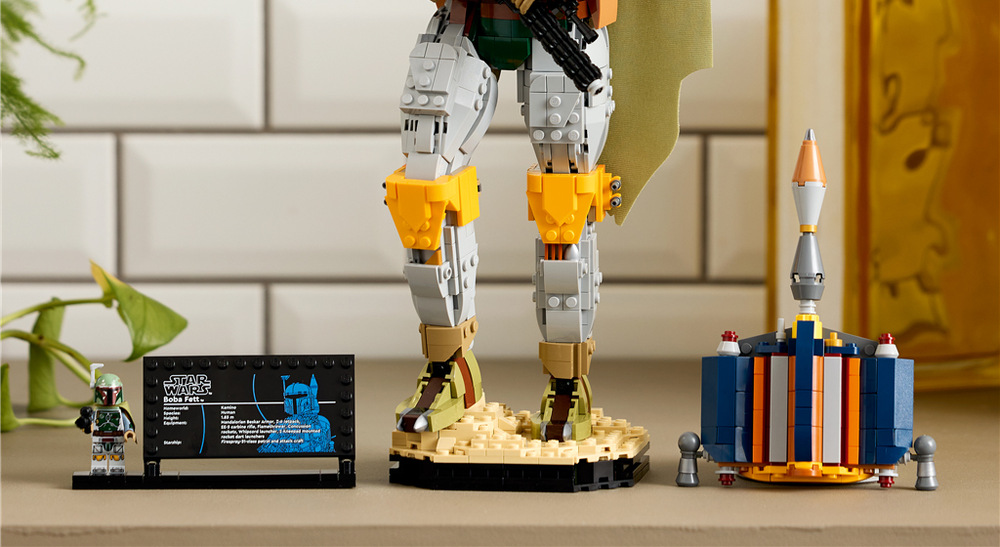 Stavebnica LEGO® Star Wars™ 75455 Boba Fett™ Minifigúrka Boby Fetta a informačná ceduľka dopĺňajú výstavku a podčiarkujú zberateľský charakter modelu.