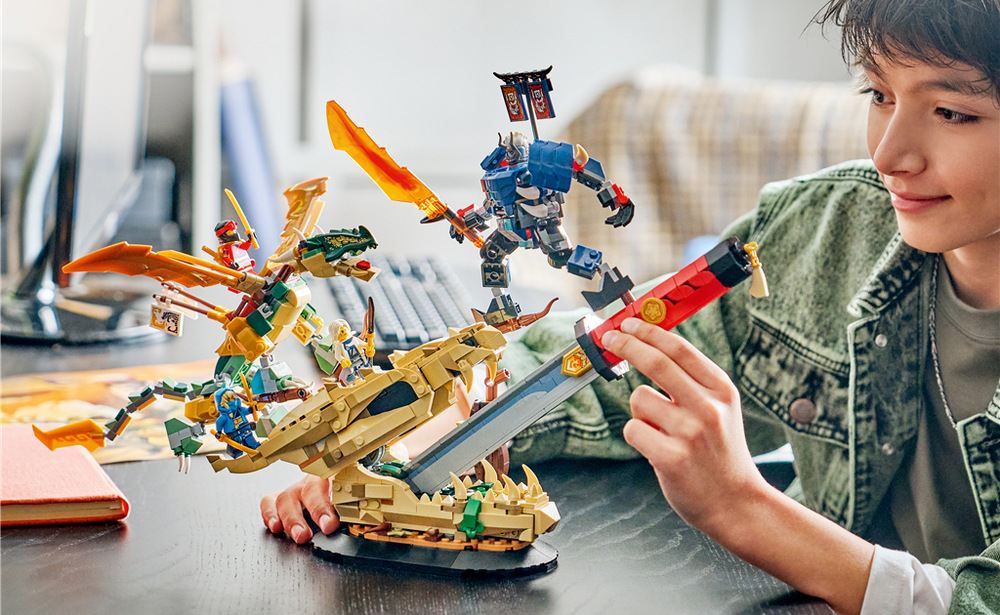 Stavebnica LEGO® NINJAGO® 71871 Bitka pri Dračej čepeli Tri varianty usporiadania a pohyblivé časti dovoľujú meniť kompozíciu aj postoje bojujúcich postáv.