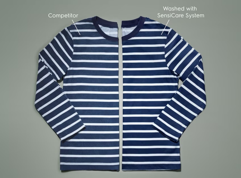 Vľavo pruhované tričko vyprané v práčke konkurenčnej značky. Vpravo to isté tričko vyprané v práčke Electrolux – žiarivejšie farby a zachovalý tvar.