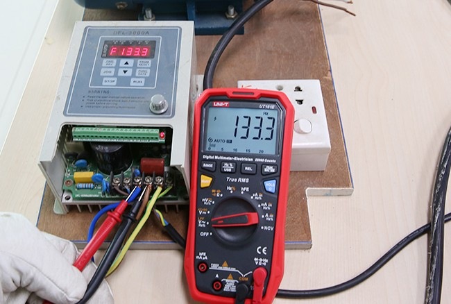 Multimeter UNI-T UT161E Multimeter UNI-T UT161E pracuje na rozhraní USB a tým umožňuje prenos nameraných dát do počítača