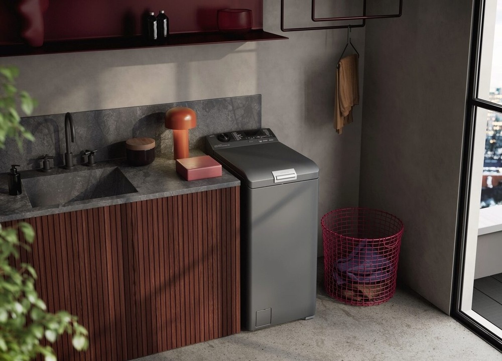 Práčka AEG PowerCare 8000 LTR8C373DC strieborná Práčka AEG LTR8C373DC radu 8000 PowerCare pri linke s drezom.