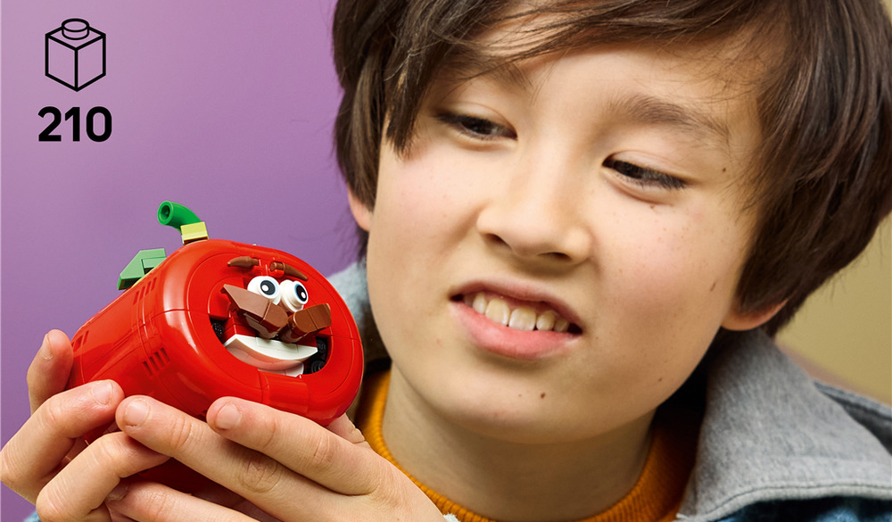 Stavebnica LEGO® Fortnite® 77079 Tomatohead Po otvorení modelu sa vo vnútri objaví miniatúrna reštaurácia Uncle Pete's Pizza Pit aj malý Tomatohead.
