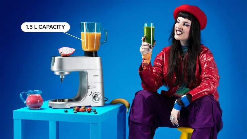Kuchynský robot Niceboy Savory v modernej kuchyni pri príprave smoothie v sklenenom mixéri