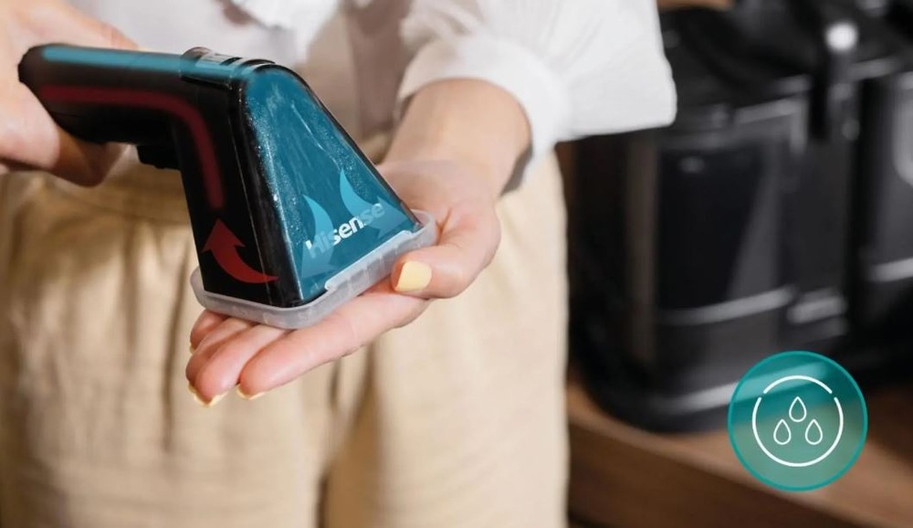 Tepovač kobercov Hisense HSSC07A 2in1 Steam IQ čierny žena nasadzuje krytku na tepovač Hisense HSSC07A. Po upratovaní chce spustiť samočistiaci program.