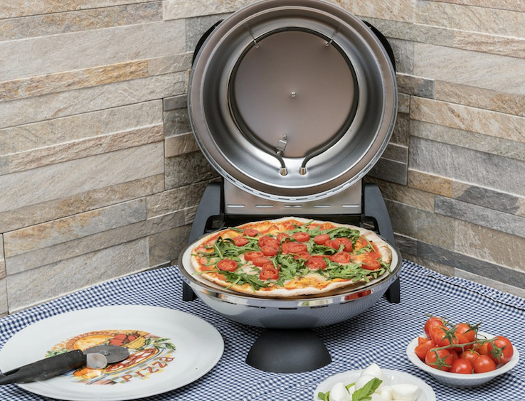 Pec na pizzu G3 Ferrari G1000606 DELIZIA strieborná Otvorená pec G3Ferrari G1000606 DELIZIA s upečenou pizzou na prestretom stole