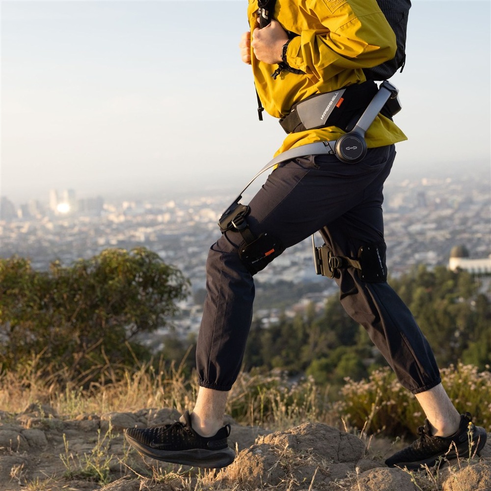 Exoskeleton Hypershell Pro S čierny Muž má nasiahnutý Hypershell Pro S a využíva ho pri náročnej horskej turistike.