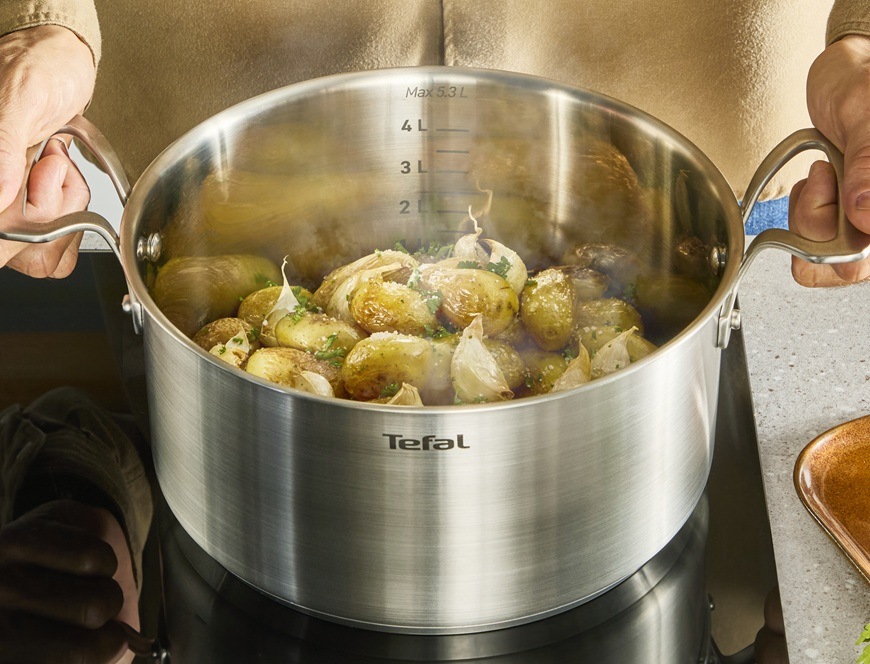 Hrniec s pokrievkou Tefal Extreme E5294204, 16 cm nerez Muž v hrnci varí zemiaky.