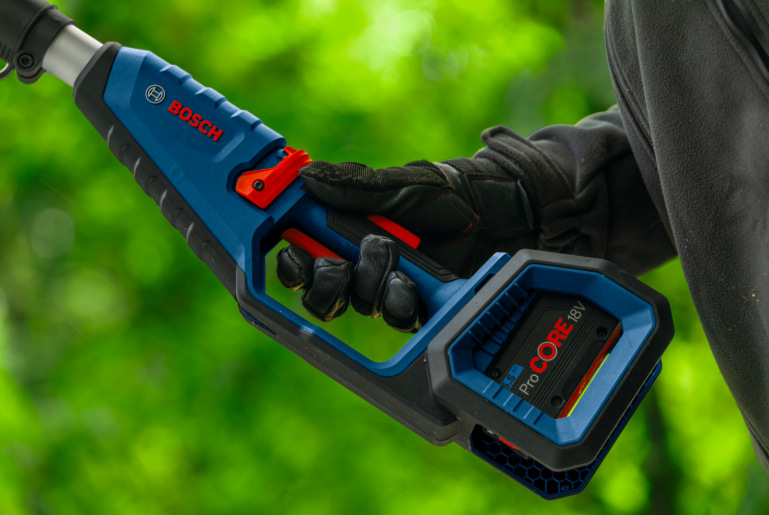 Odvetvovač Bosch Professional GKE 18V-25 TP (bez baterie) Detail rukoväte a akumulátorového systému Bosch Professional GKE 18V-25 TP v ruke