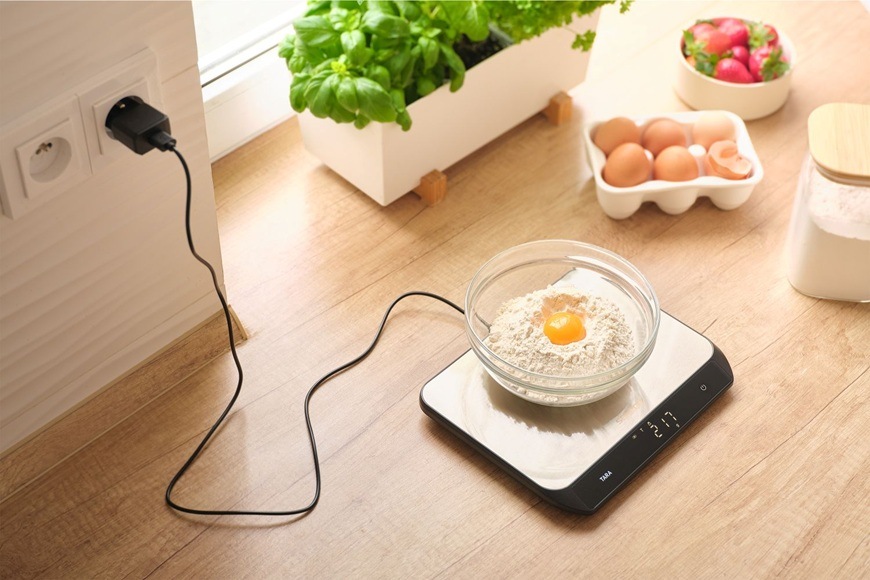 Kuchynská váha Sencor SKS 8200 s USB nabíjaním a funkciou tara umožňuje presné váženie ingrediencií pri pečení a varení, zatiaľ čo moderný nerezový dizajn skvele doplní každú kuchyňu.
