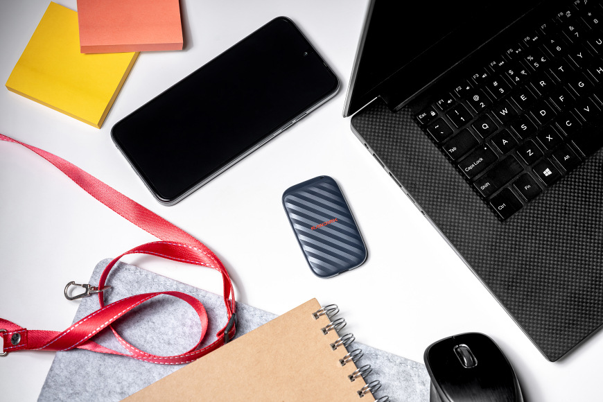 Externý SSD na pracovnom stole vedľa notebooku a telefónu