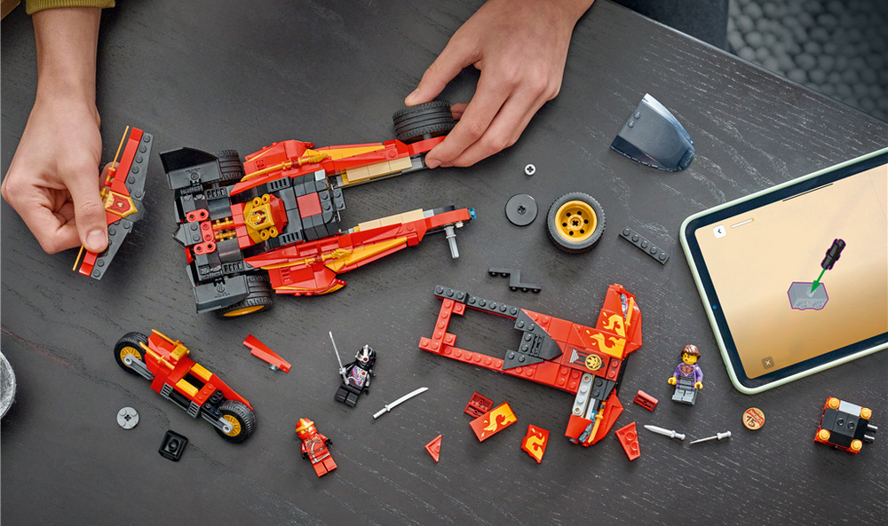Stavebnica LEGO® NINJAGO® 71867 Kaiův červený bourák: 15 let NINJAGO Pod kapotou sa ukrýva skrytá motorka s pohyblivými kolesami, pričom Kaiove zlaté meče je možné pripevniť k autu aj motorke a využiť pri nindža dobrodružstvách.