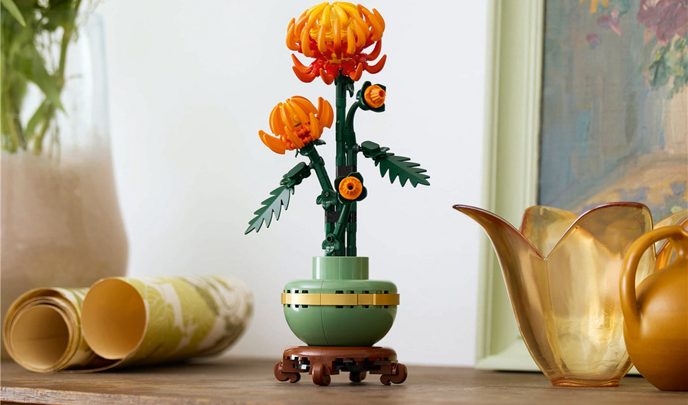 Stavebnica LEGO® Botanicals 10368 Chryzantéma Chryzantéma LEGO Botanicals ponúka štyri kvety v rôznych fázach a výraznú oranžovú farbu.