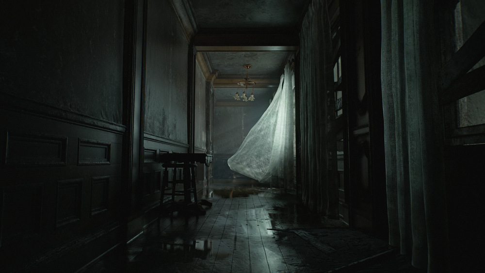 Temná atmosférická scéna z hry Resident Evil Requiem. Na obrázku je dlhá chodba s drevenou podlahou a bielou záclonou vejúcou vo vetre.