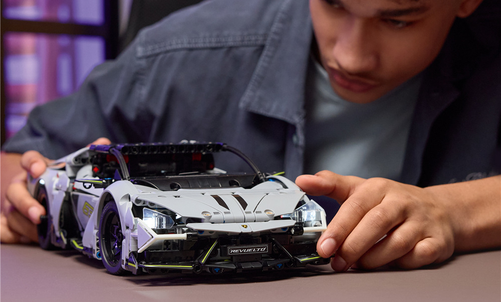Lamborghini Revuelto vďaka pohonu a aplikácii CONTROL+ ožije a ponúkne deťom skutočne interaktívnu jazdu.