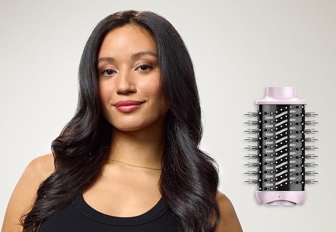 Styler Revlon One-Step RVDR5376E Pink Titanium 5v1 ružová Žena s dlhými tmavými vlasmi upravenými do výrazných lesklých vĺn, vedľa nej je samostatne zobrazený široký kefový nástavec pre kulmofén Revlon