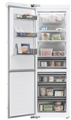vstavaná mraznička haier HUT7518EWF s otvorenými dvierkami a potravinami