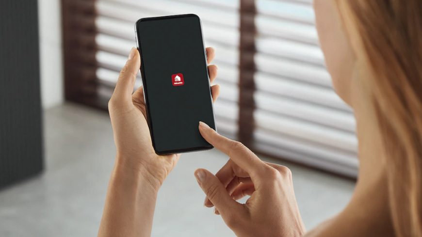Ohrievacia zásuvka Miele ESW 7010 sivá farba Žena používa mobilnú aplikáciu