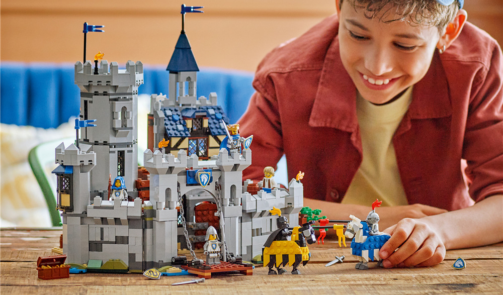 Stavebnica LEGO® Creator 3 v 1 31168 Stredoveký hrad a rytieri na koňoch Rovnaké kocky je možné premeniť na hrad, turnajovú scénu alebo stredoveké mesto s veterným mlynom a postavami.