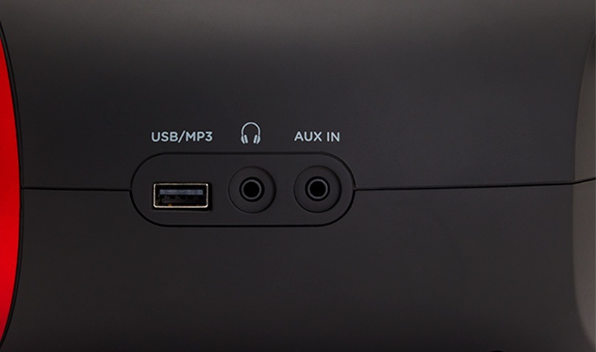 Rádiomagnetofón s DAB+/CD AIWA BBTU-500DAB červený Detailný záber na možnosti pripojenia. Rádioprijímač Aiwa BBTU-500DAB/RD má na boku slúchadlový vstup, USB a AUX IN na pripojenie externých zariadení.