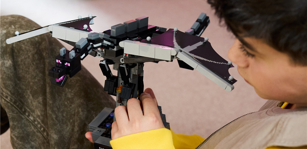 Stavebnica LEGO® Minecraft® 21595 Drak z Enderu QR kód odomkne bonusové krídla Draka z Enderu, ktoré je možné využiť priamo vo videohre Minecraft.
