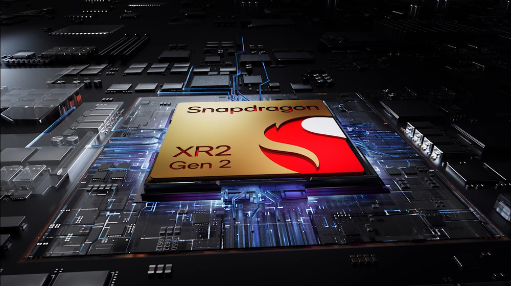 Okuliare pre virtuálnu realitu PICO 4 Ultra biele Zlatý čip Snapdragon XR2 Gen 2 je umiestnený uprostred tmavej, zložitej dosky plošných spojov a je osvetlený modrým svetlom, čo symbolizuje pokročilú technológiu.