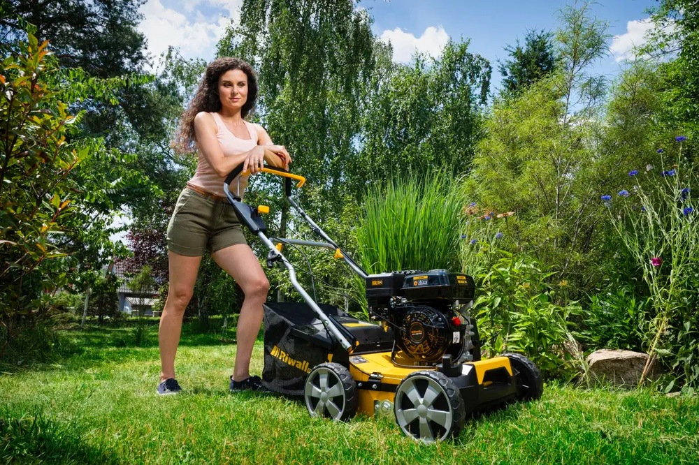 Žena sa stará o trávnik pomocou vertikutátora