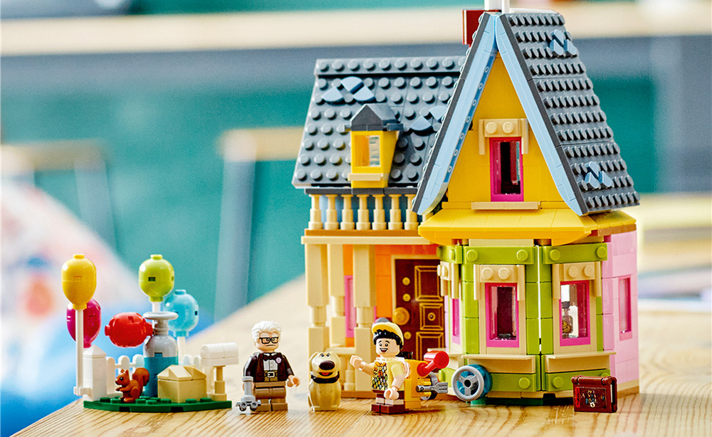 Stavebnica LEGO® │ Disney a Pixar 43217 Domček z filmu Hore Farebný dom s balónikmi a verandou nabáda na prehrávanie scén aj novým dobrodružstvom v oblakoch.