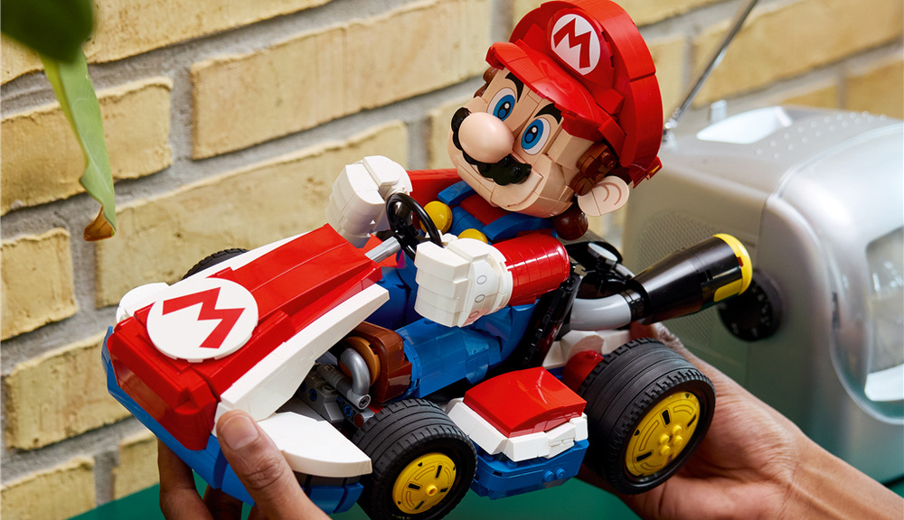 Stavebnica LEGO® Super Mario™ 72037 Mario Kart™: Mario a Standard Kart Pohyblivá hlava a paže Mária umožňujú meniť jeho pózy od sústredenia pred štartom až po oslavu víťazstva.
