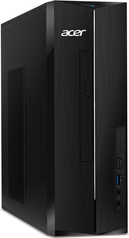 Na obrázku je stolný počítač Acer Aspire XC-1715 v čiernom prevedení z predného šikmého pohľadu. Má úzku zvislú skriňu s jemne rebrovaným čelným panelom a bielym logom Acer. Vpredu je optická mechanika, tlačidlo napájania, USB-C, USB-A a dva audio konektory. Na ľavom boku je veľká vetracia mriežka na chladenie.