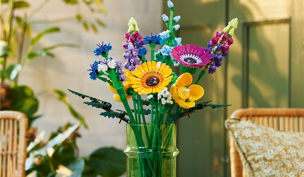 Stavebnica LEGO® Botanicals 10313 Kytice lučního kvítí Výsledná kytica nevyžaduje starostlivosť a vďaka 939 dielikom si užijete kreatívne stavanie krok za krokom.