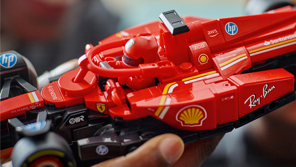 Súčasťou stavebnice je minifigúrka závodného jazdca Ferrari, ktorú môžete usadiť priamo do kokpitu.