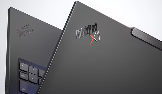 Notebook Lenovo ThinkPad X1 Carbon Gen 13 Aura Edition čierny Detail chrbta notebooku s nápisom ThinkPad X1