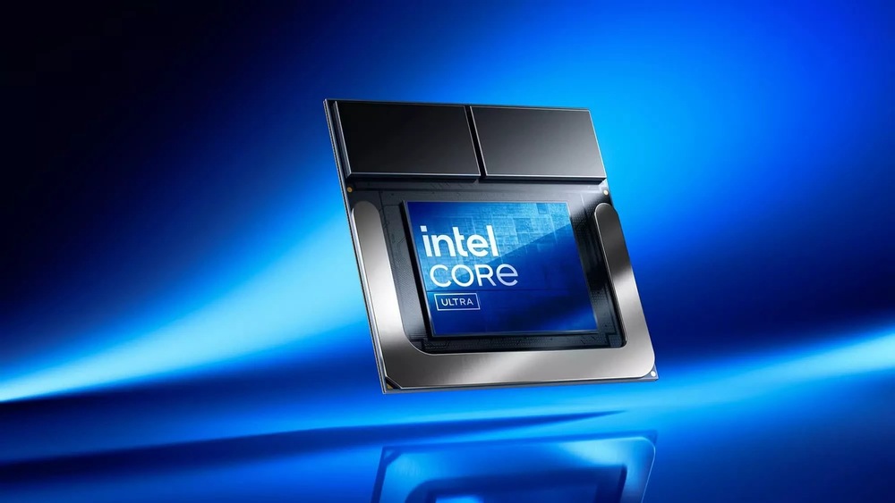 Čip s označením „Intel Core Ultra“ na elegantnom kovovom povrchu na žiarivo modrom pozadí.