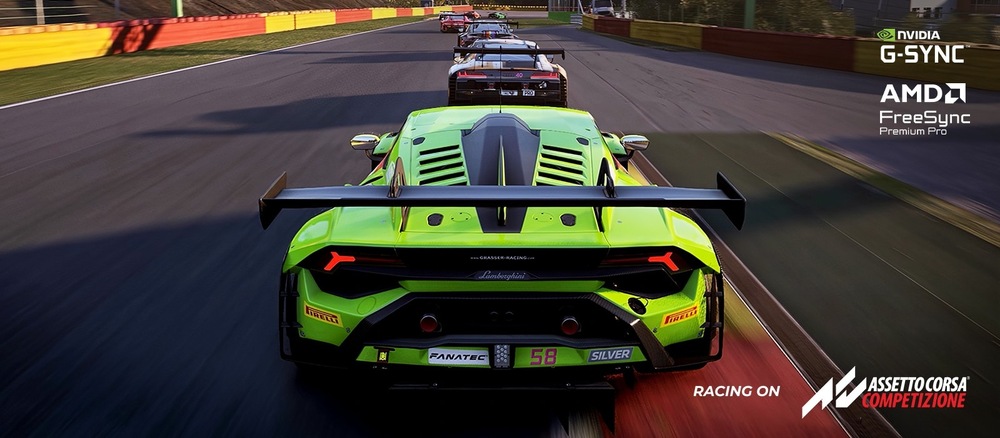 Sýto zelené pretekárske auto sa rúti po trati v závese za ďalšími na pozadí západu slnka. Viditeľné sú logá spoločností NVIDIA G-SYNC, AMD FreeSync Premium Pro a Assetto Corsa Competizione.