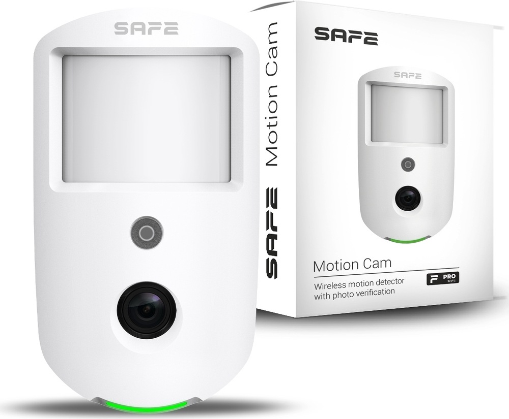 Na obrázku je biele čidlo SAFE Motion Cam a jeho krabice. Zariadenie má hore veľké okienko pohybového senzora, uprostred menší kruhový prvok a dole objektív kamery. V spodnej časti svieti zelený oblúk. Škatuľa v pozadí nesie názov Motion Cam a ukazuje, že ide o bezdrôtový pohybový detektor s foto verifikáciou.
