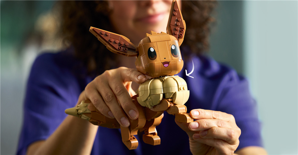 Stavebnica LEGO® Pokémon™ 72151 Eevee Vnútri modelu čaká detail pripomínajúci Eeveeho známy vývojový potenciál a jeho premeny