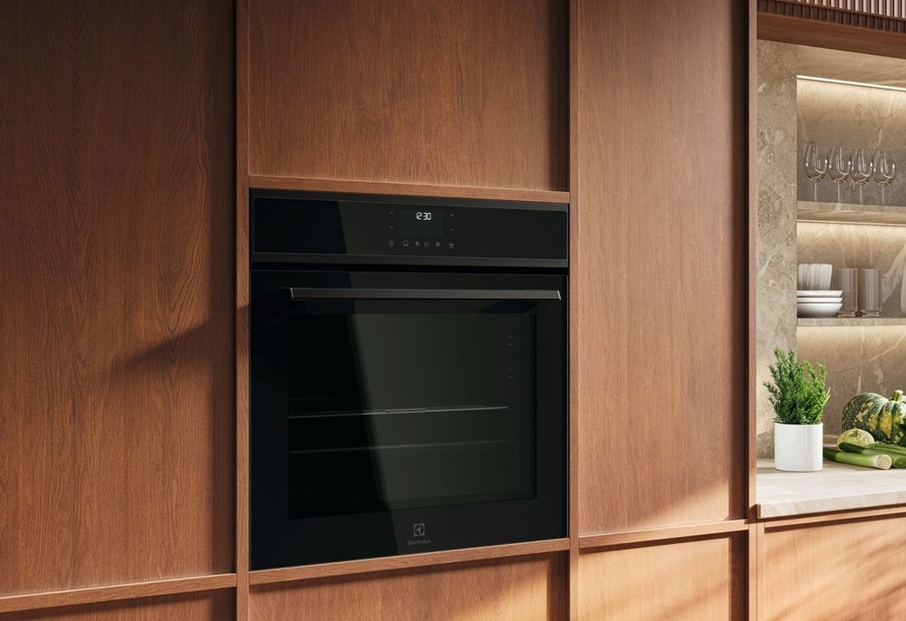 Rúra Electrolux EOF7P86H2 séria 500 SurroundCook v kuchynskej linke s dreveným dekorom